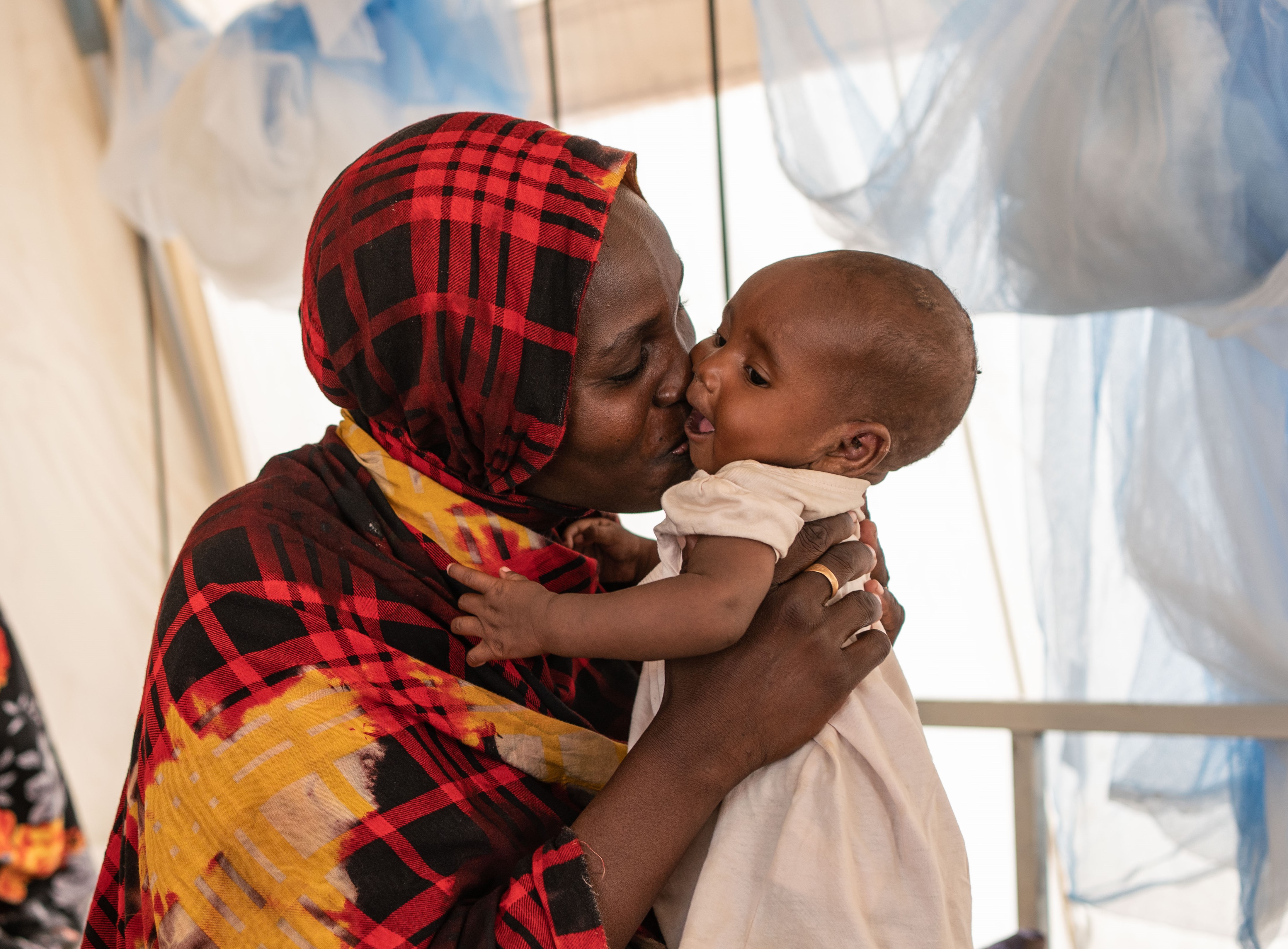 Mor og barn på flugt