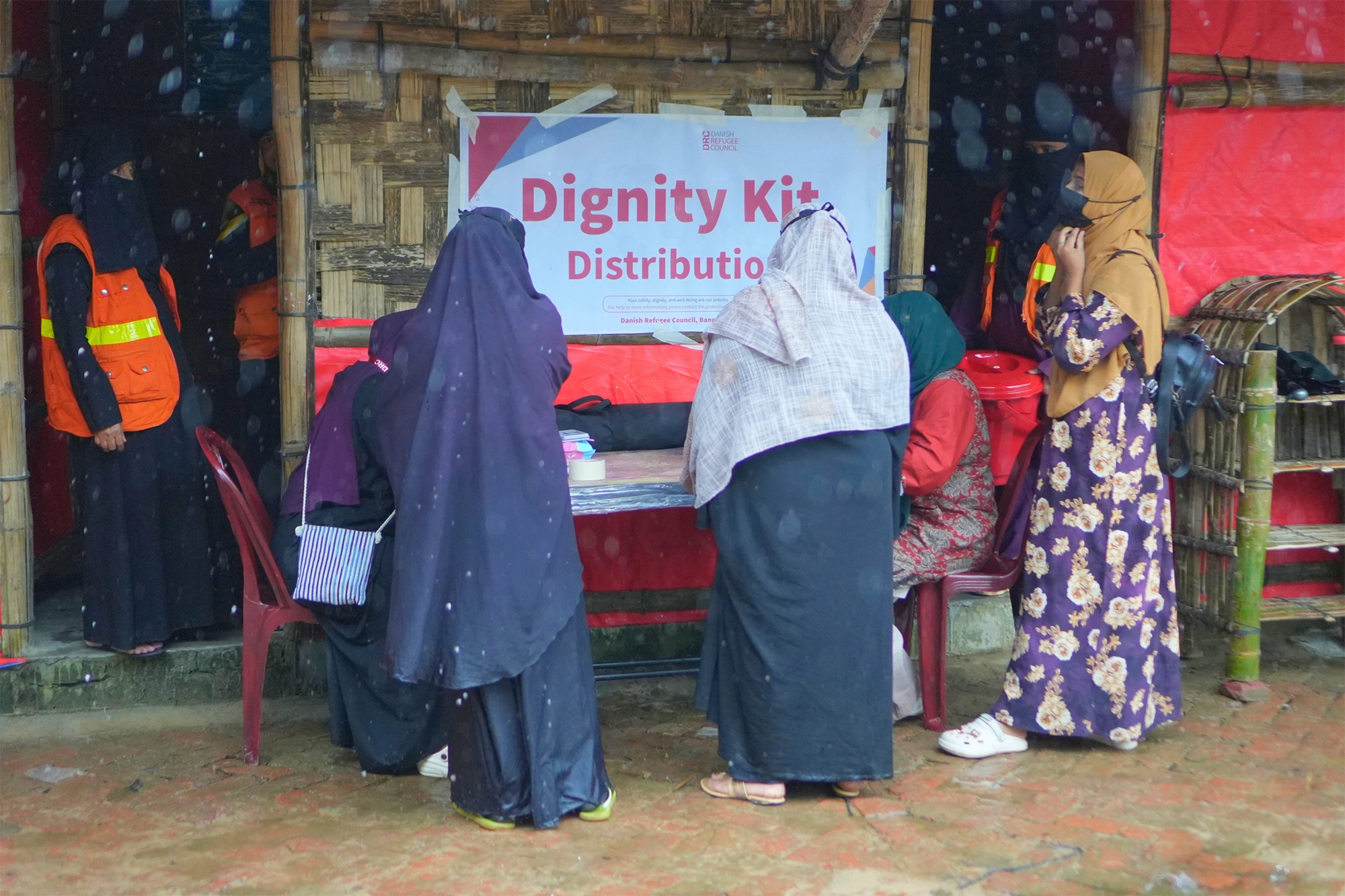 Kvinder i Cox's Bazar møder op for at hente deres dignity kit